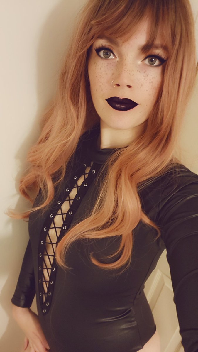 Du wirst dich meinen Regeln beugen. Und jedes Mal, wenn du denkst, du könntest entkommen🗝, werde ich dich wieder und wieder zurückholen⛓️. Du bist mir völlig ausgeliefert, und du wirst es genießen. Hast du das verstanden?😈🔥
