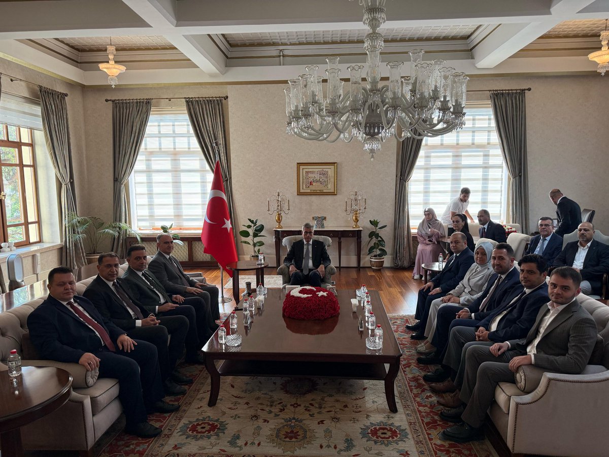 Manisa Valiliği Ziyareti

Sağlık Bakanımız Sn. Prof. Dr. Kemal Memişoğlu, Manisa programı kapsamında ilk olarak Valiliğimizi ziyaret etti.

Şehrimizdeki sağlık yatırımları, yeni hastane projeleri, hizmet kalitesi ve vatandaş memnuniyeti üzerine kapsamlı bir değerlendirme