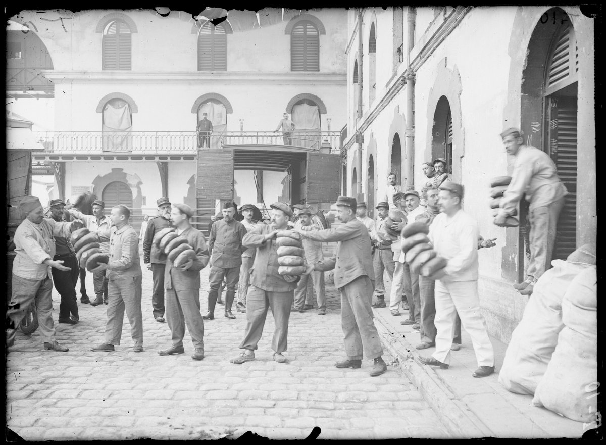 ecpa_d's tweet image. Le 26 juillet 1915 – Paris
Des soldats s’occupent du chargement des pains.
Réf. : SPA 2 T 10
© Jules-Louis Tétart/ECPAD/Défense
@Armees_Gouv