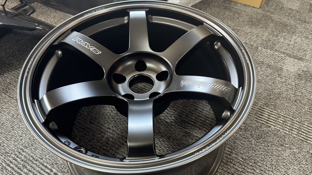 KondoEng's tweet photo. GR86/BRZ＆スバル車用PCD100/5に
TE37 SAGA S-PLUS <BLACK SHADOW>が仲間入り‼

サイズは18×9.5J+35 5/100【FACE4】
ブラックシャドウの9.5JのFACE4は
RAYS×匠project特注サイズのみの設定となります♪

またTE37だけでなくZE40やCE28も
5穴100を豊富に展開しておりますよ～
是非ご覧ください！

＜RAYS特注サイズホイールlineup＞
https://t.co/B9nSdP8bkg

TE37 SAGA S-PLUS <BLACK SHADOW>
18×9.5J+35 5/100【FACE4】の初回ロットは
10月～11月予定です！
本日より受注承りますのでお問い合わせください～