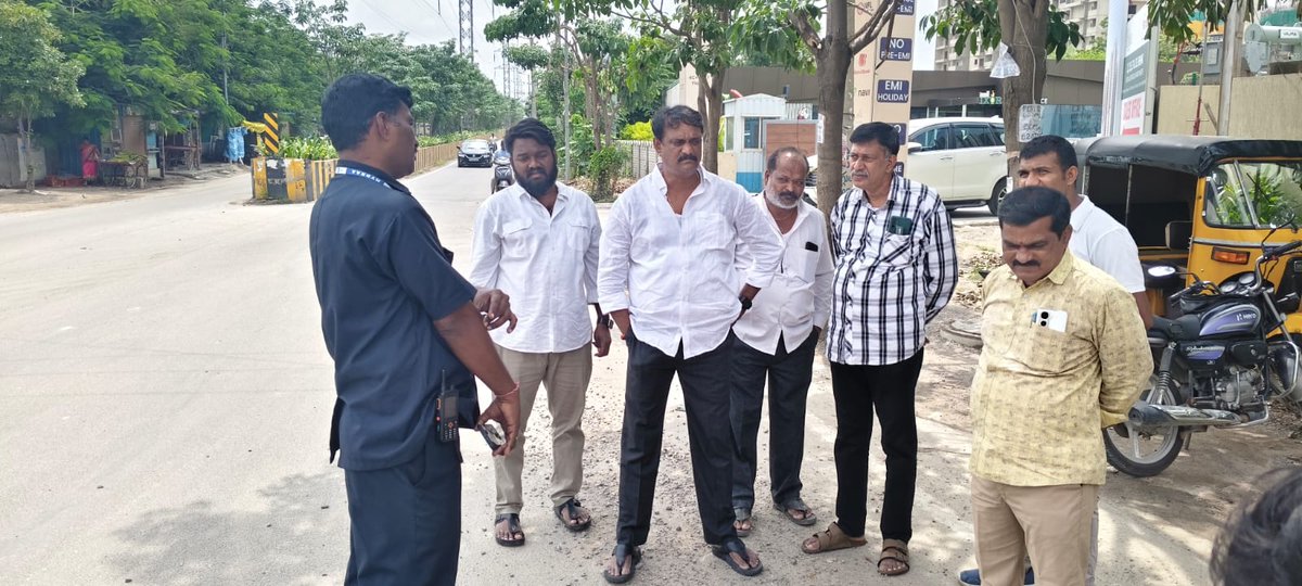 హైదర్ నగర్ డివిజన్ పరిధిలోని నిజాంపేట్ రోడ్ హైటెన్షన్ లైన్ వద్ద GHMC ఇంజనీరింగ్ మరియు డిజాస్టర్ రెస్పాన్స్ అండ్ యాసెట్స్ ప్రొటెక్షన్ ఏజెన్సీ (HYDRAA)తో కలిసి, వర్షాకాలంలో రోడ్లపై నీరు నిల్వకుండా చూసేందుకు తీసుకోవలసిన చర్యలు గురించిం చర్చించి త్వరితగతిన ప్రజలకు మరియు ట్రాఫిక్