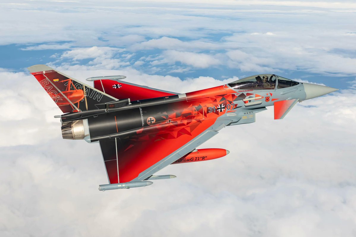 NieMehrKrieg's tweet image. „Back again“
Das Luftwaffengeschwader 71 der Dt. Luftwaffe hat einen Euro-Fighter in Sonderlackierung mit dem Schriftzug „Back again“ am Seitenleitwerk präsentiert. Der Hinweis bezieht sich nach offizieller Auskunft auf die Rückkehr zum angestammten Fliegerhorst in Wittmund…
