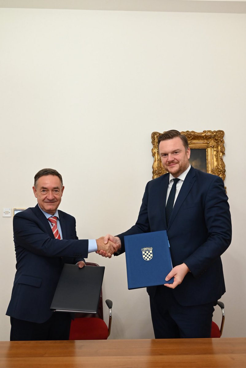 Ministarstvo financija Republike Hrvatske (@mfin_rh) on Twitter photo Ministar <a href="/Marko_Primorac_/">Marko Primorac</a> potpisao je s veleposlanikom Švicarske Konfederacije u Zagrebu, NJ.E. g.Ursom Wolfgangom Wilhelmom Hammerom „Protokol kojim se mijenja i dopunjuje Ugovor između 🇭🇷 i 🇨🇭 o izbjegavanju dvostrukog oporezivanja porezima na dohodak i na imovinu“ Ministar <a href="/Marko_Primorac_/">Marko Primorac</a> potpisao je s veleposlanikom Švicarske Konfederacije u Zagrebu, NJ.E. g.Ursom Wolfgangom Wilhelmom Hammerom „Protokol kojim se mijenja i dopunjuje Ugovor između 🇭🇷 i 🇨🇭 o izbjegavanju dvostrukog oporezivanja porezima na dohodak i na imovinu“