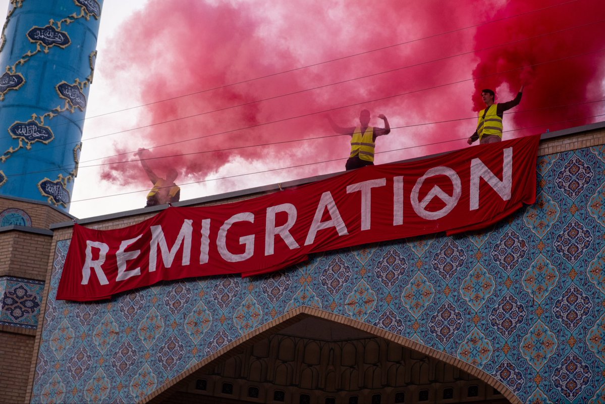 RadioEuropes's tweet image. 🚨🇩🇰BREAKING NEWS
'Remigration' banners were hung in mosques in Copenhagen, Denmark.