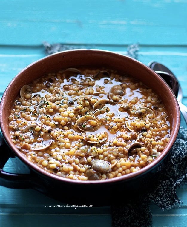 Oggi si vola in Sardegna🩵: FREGOLA con le ARSELLE 🐚 un piatto che profuma di mare e tradizione, FACILE da fare e super goloso😋! La RICETTA qui👇🏿 tavolartegusto.it/ricetta/fregol…