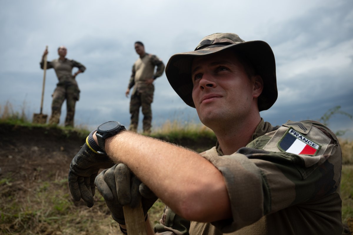 ecpa_d's tweet image. Le 26 juillet 2023 – Cincu (Roumanie)
Des sapeurs du 19e régiment du génie (RG) creusent une tranchée.
Réf. : 2023_ECPAD_125_T_015_008
© Thomas Paudeleux/ECPAD/Défense
@Armees_Gouv