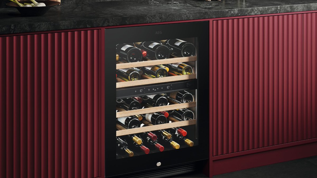 ¿Has pensado en incluir una vinoteca climatizada en tu próximo proyecto de diseño de cocina? 🍷🍷

Para asegurar que tu vino está listo para ocasiones especiales, las vinotecas AEG recrean las condiciones ideales de almacenamiento de las mejores bodegas.🍾

#WineCollecting