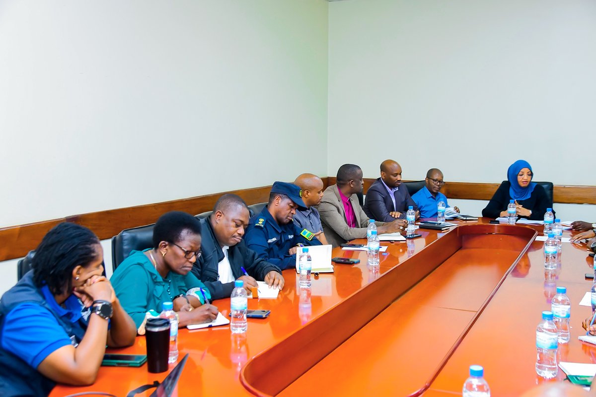 Muhangadis's tweet photo. Perezida w’Inama Njyanama y’Akarere NSHIMIYIMANA  Gilbert ari kumwe na Komite Nyobozi y’Akarere, inzego z’umutekano n’abahagarariye ibyiciro binyuranye, bakiriye Itsinda ry'Abadepite bagize Komisiyo y'Ubumwe bw'Abanyarwanda, Uburenganzira bwa Muntu no kurwanya Jenoside [...} https://t.co/NjjAfrFJQb