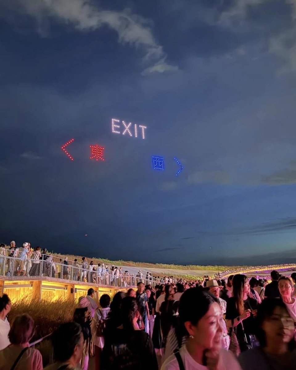 creapills's tweet image. Des drones utilisés pour indiquer la sortie lors d’un événement à Osaka 🇯🇵