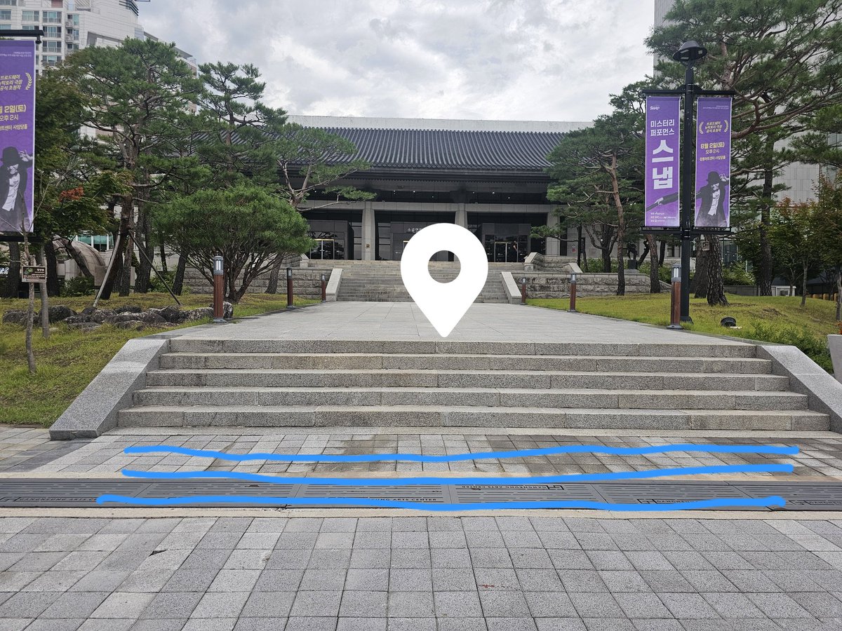 뮤지컬 사의찬미_강릉!
단체인사 장소 안내드립니다.
지붕이 있는 곳이 없어서 혹여 비가 내린다면 아쉽지만 단체인사는 진행되지 않을 예정입니다.
비가 내리지 않는다면!!! 공연장에서 나오시면 
직진 후 소극장 첫 계단에서 진행될 예정입니다. 강릉까지 와 주셔서 감사드립니다!!