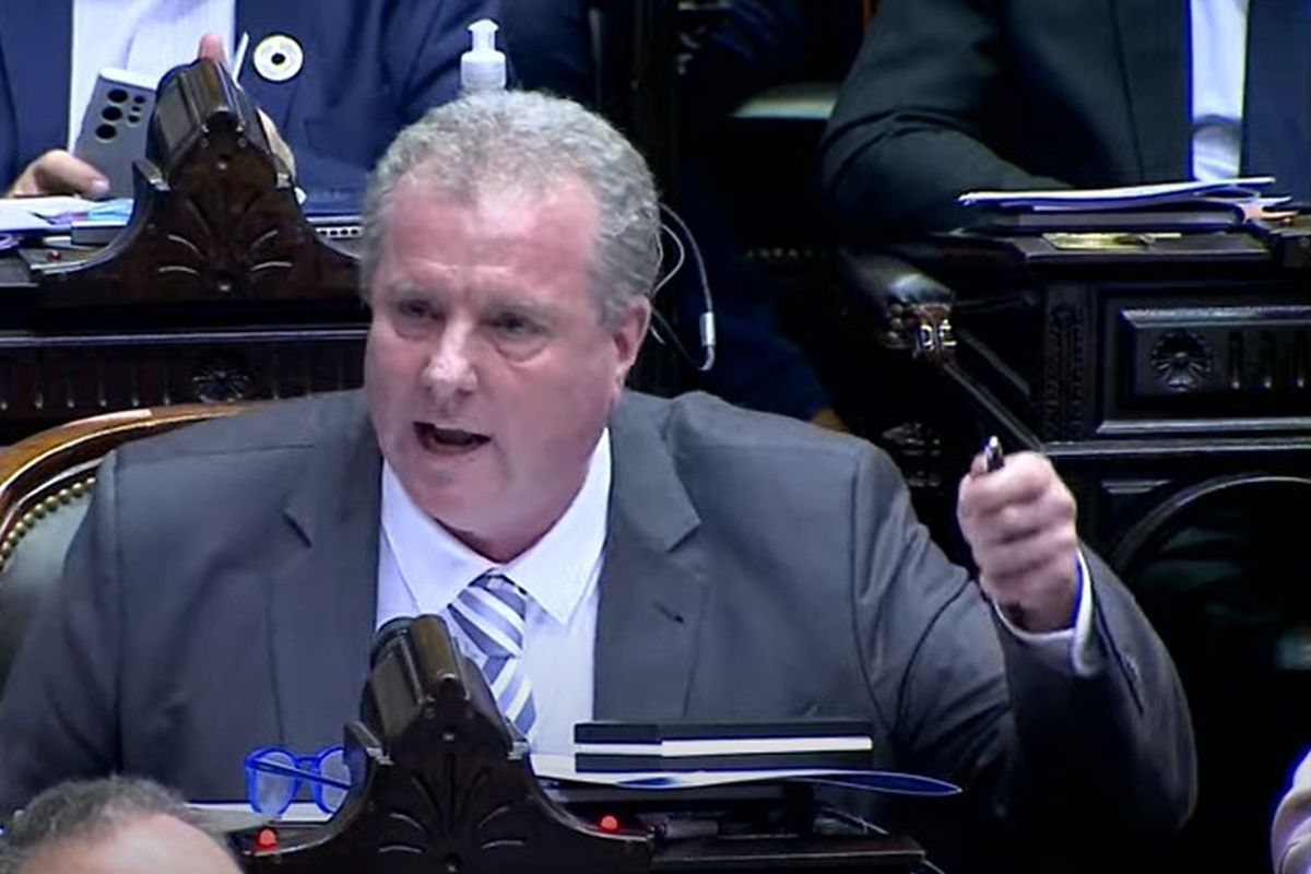 PROPONEN MODIFICAR LA LEY DE IDENTIDAD DE GÉNERO.
Los tratamientos quedarían vedados para menores de 18 años y en todos los casos deberían ser sufragados por el interesado. Las escuelas no podrían adoctrinar sobre identidad de género. notivida.org/boletines/1388…