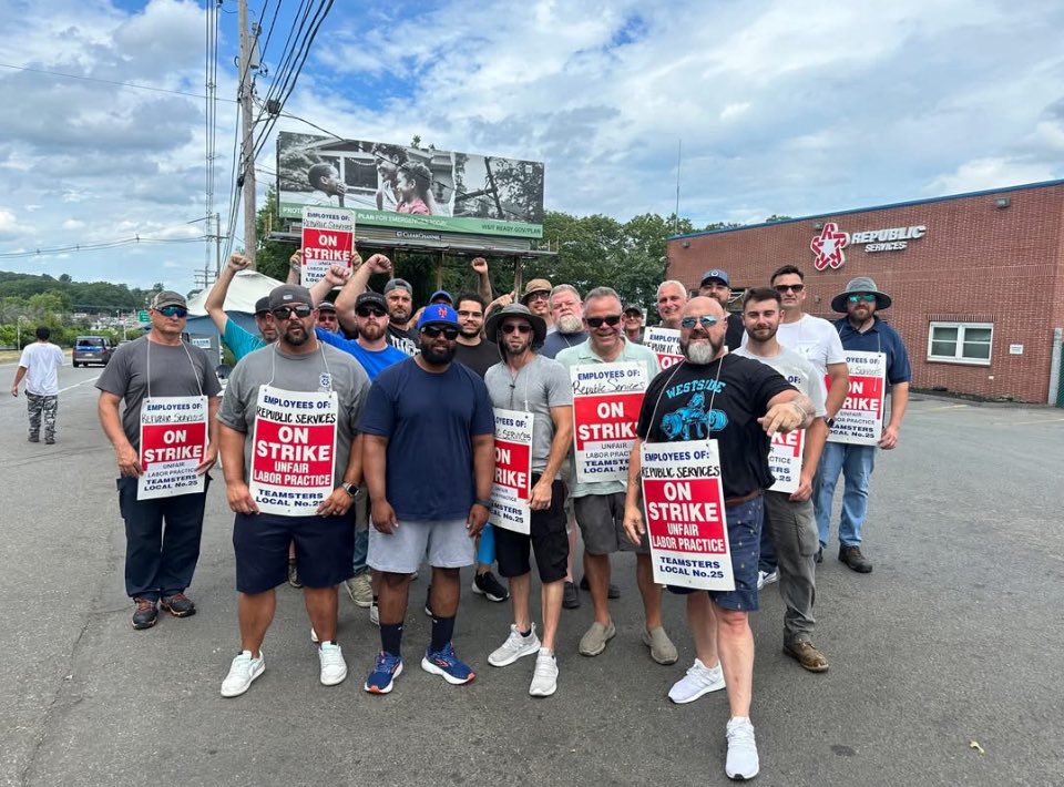Teamsters25's tweet image. #Massport @Teamsters on the line in Peabody this morning supporting Republic Teamsters. One day longer, one day stronger. Day 18 of Teamsters Local 25 workers on strike at @RepublicService 💪
#Teamsters #TeamsterStrong #teamsterslocal25 #newenglandteamsters #strike