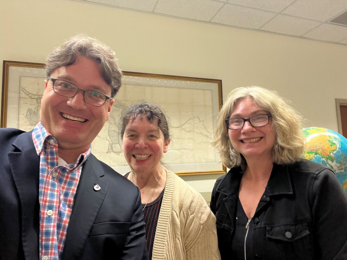 USGPO's tweet image. Superintendent of Documents Scott Matheson visits the University of Oregon’s Knight Library in Eugene, Oregon. This library has been part of the FDLP since 1883.