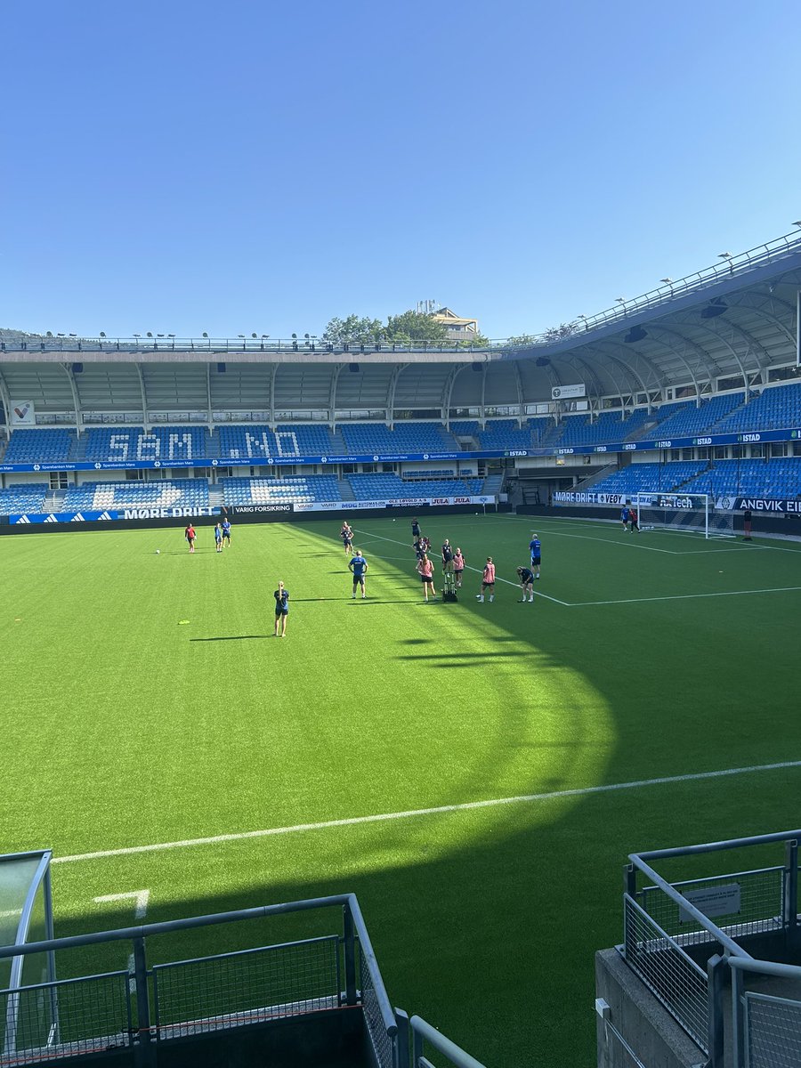 Starta dagen med kvinnetrening på Aker! Dette lager er spennende og man ser virkelig enkeltspillere som holder et høyt nivå. Krysser fingrene for opprykk til Toppserien uten å måtte kjøpe lisens som alle andre klubber 💯