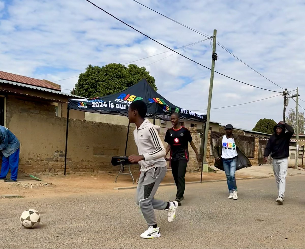 RISEGauteng's tweet image. "The youth of today are the leaders of tomorrow" - Nelson Mandela
To celebrate #MandelaDay, our RISERs in Ward 10, Kagiso, hosted a soccer and netball tournament for their youngest community members.
Well done to all the players and organisers🇿🇦💪🏾
#RISEWhereYouAre