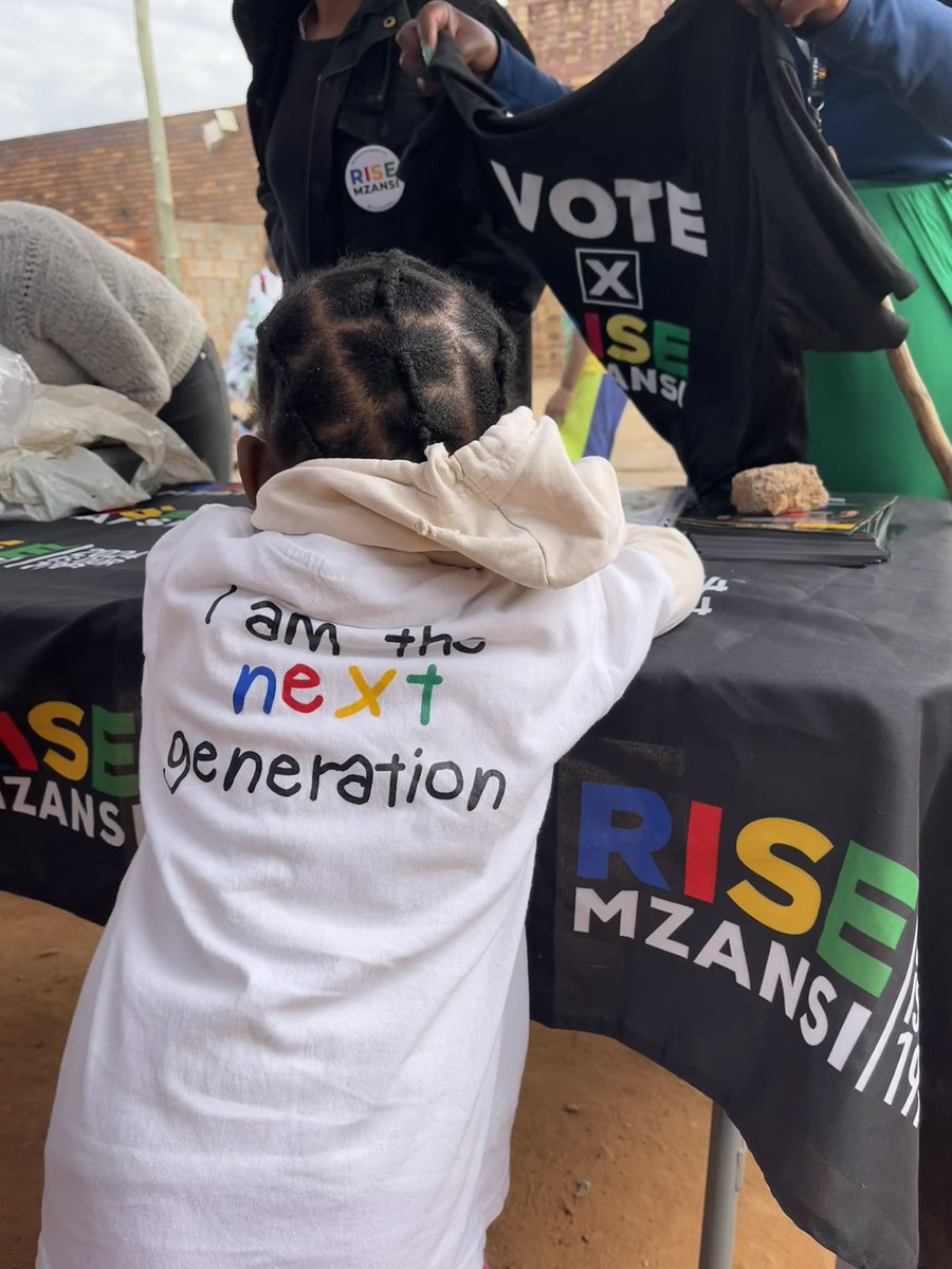 RISEGauteng's tweet image. "The youth of today are the leaders of tomorrow" - Nelson Mandela
To celebrate #MandelaDay, our RISERs in Ward 10, Kagiso, hosted a soccer and netball tournament for their youngest community members.
Well done to all the players and organisers🇿🇦💪🏾
#RISEWhereYouAre