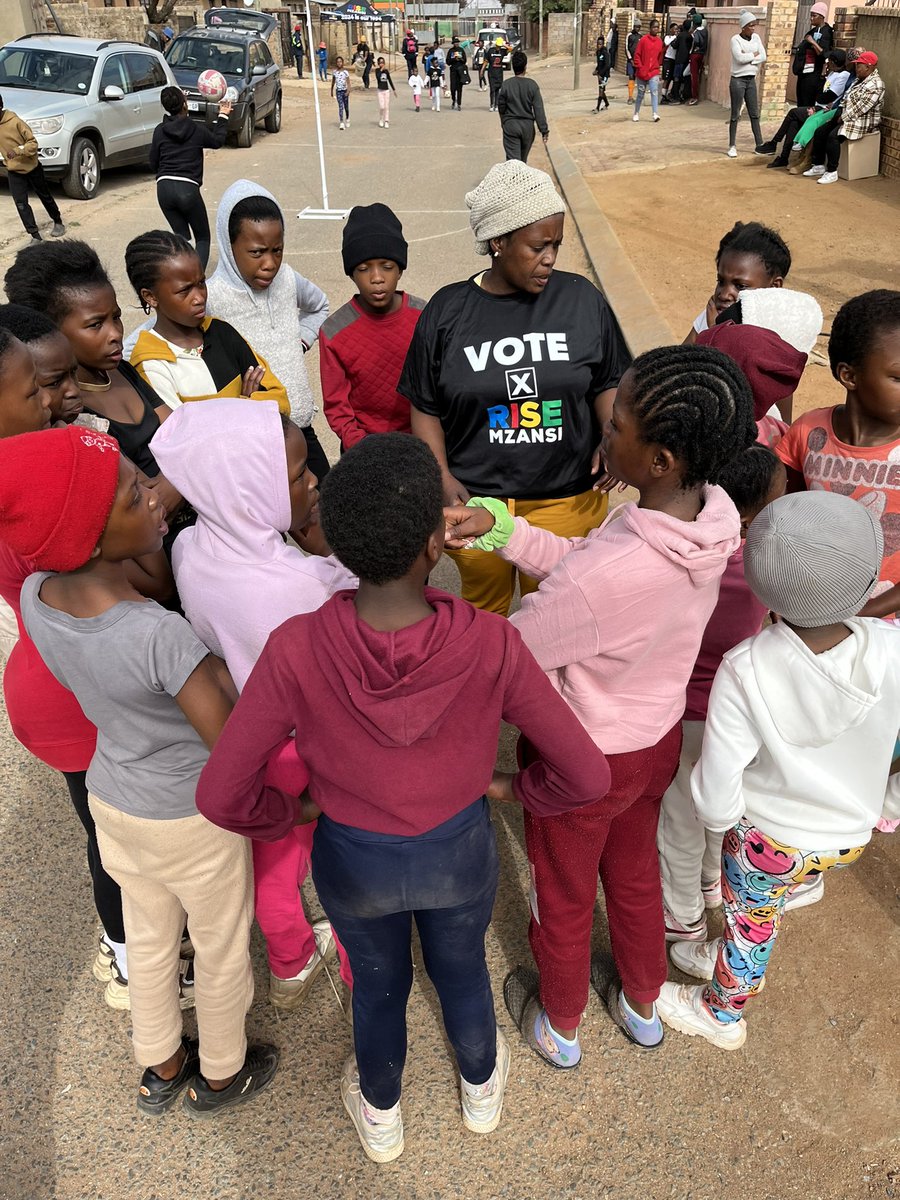 RISEGauteng's tweet image. "The youth of today are the leaders of tomorrow" - Nelson Mandela
To celebrate #MandelaDay, our RISERs in Ward 10, Kagiso, hosted a soccer and netball tournament for their youngest community members.
Well done to all the players and organisers🇿🇦💪🏾
#RISEWhereYouAre