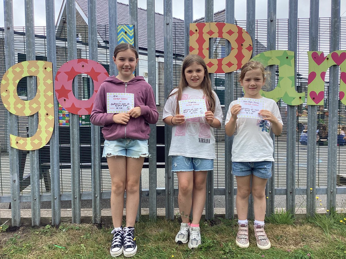 Llongyfarchiadau mawr, cardiau canmol am gyfraniad gwych i fywyd yr ysgol. End of year Cerdyn Canmol for your contribution to school life. Mwynhewch y gwyliau bawb.