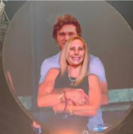 Más polémicas con la kiss cam de Coldplay | Ahora escrachan a paciente psiquiátrico a los arrumacos con acompañante terapéutico