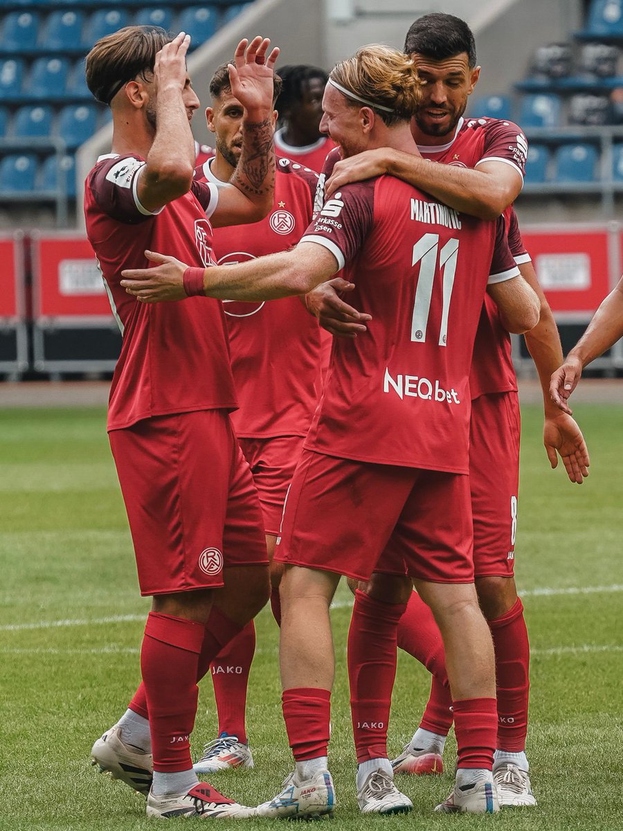 Nach den ersten 35 Minuten führen wir in Magdeburg mit 2:1. Domme bewirbt sich mit seinem Treffer für das Tor des Monats.

#FCMRWE | #immeRWEiter | #nurderrwe