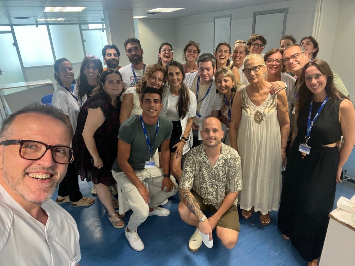 Tot l'equip #TSSanitariVH <a href="/vallhebron/">Vall d'Hebron</a> us desitgem feliç estiu a tothom ⛱️🌞🏖️😎🧢🥽🏖️🌊 <a href="/EuniceBlaVa/">Eunice BlancoVázquez</a> <a href="/Elenasc20/">Elena Sanchez</a> <a href="/Crisqfernandez/">Cristina Quesada</a>
