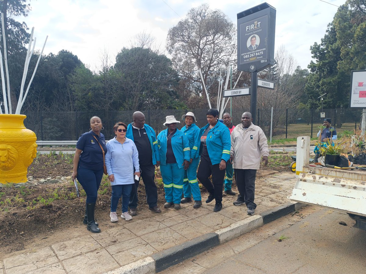 visiontactical's tweet image. 🚧 First Impressions Matter! 🌿
The Glenhove off-ramp into Houghton has been given a fresh new look, thanks to the efforts of the @CityofJoburgZA and its partners!
A cleaner, safer, and more welcoming gateway into the neighbourhood… setting the tone for a better city!