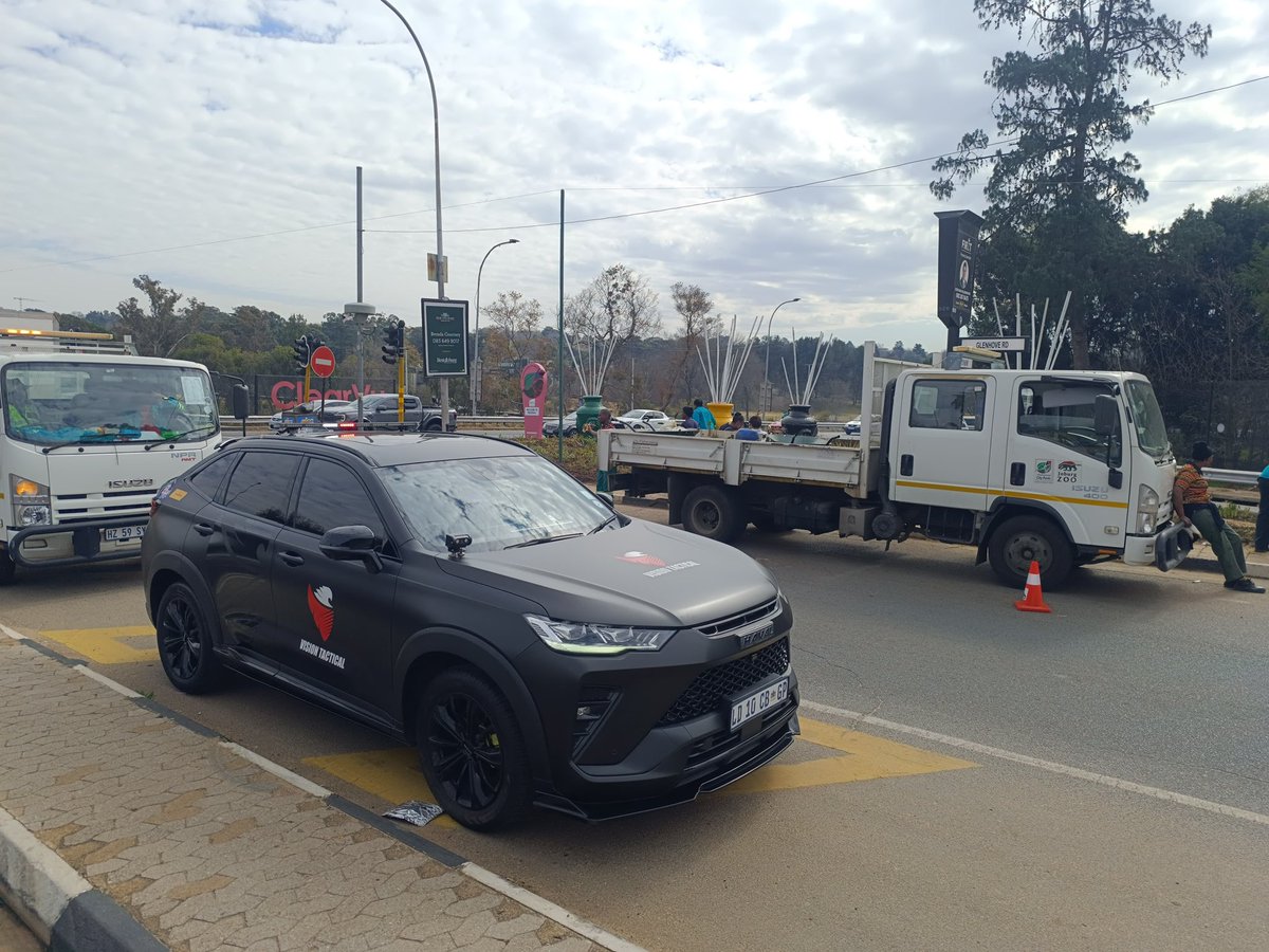 visiontactical's tweet image. 🚧 First Impressions Matter! 🌿
The Glenhove off-ramp into Houghton has been given a fresh new look, thanks to the efforts of the @CityofJoburgZA and its partners!
A cleaner, safer, and more welcoming gateway into the neighbourhood… setting the tone for a better city!