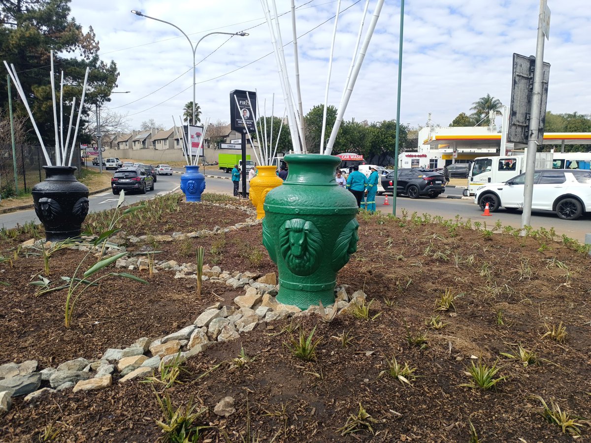 visiontactical's tweet image. 🚧 First Impressions Matter! 🌿
The Glenhove off-ramp into Houghton has been given a fresh new look, thanks to the efforts of the @CityofJoburgZA and its partners!
A cleaner, safer, and more welcoming gateway into the neighbourhood… setting the tone for a better city!