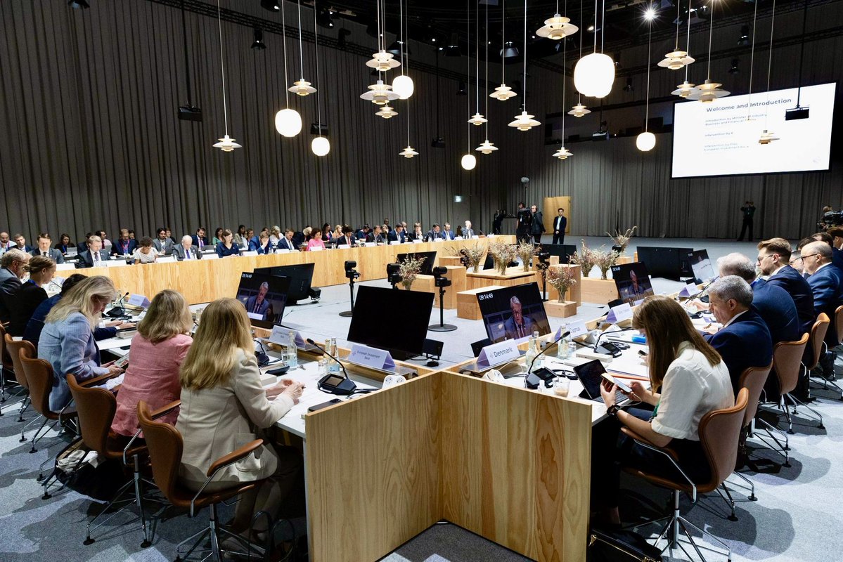 NadiaCalvino's tweet image. Very good exchanges with EU Economy Ministers in Copenhagen🇩🇰
The @eu2025dk presidency focus on Competitiveness, Climate & Security is spot on.
That's why, alongside @EU_Commission, the @EIB Group is advancing concrete solutions to reinforce Europe's tech leadership.
#TechEU