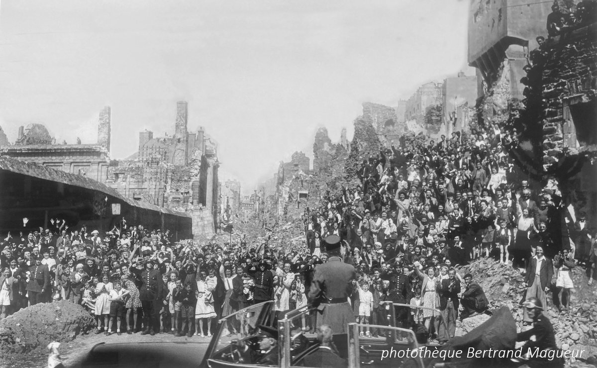 Charles DE GAULLE se rend à Brest le 21 juillet 1945.
Il traverse les décombres d'une ville dévastée par 165 bombardements alliés et 43 jours de siège final contre l'occupant allemand mais à la population toujours debout.
Ce cliché définit ce qu'est la ferveur populaire.