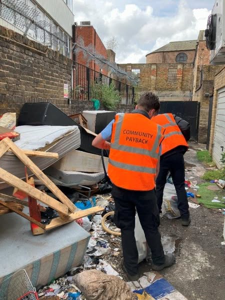 LondonPS_CP's tweet image. Community Payback have been working alongside @LewishamCouncil enforcement teams to tackle fly-tipping hotspots across the borough - for a ‘Summer Safer Street’ initiative