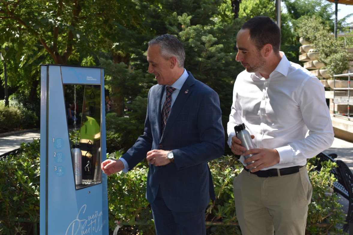 Trabajamos junto <a href="/aytopuertollano/">PUERTOLLANO</a> para que #Puertollano sea un #refugio climático  en #CastillaLaMancha 💧🌿. 

👉 Ya en funcionamiento la 1° de las 5 fuente refrigeradas. 

Recuerda que también están disponibles los nebulizadores en distintos puntos de la ciudad.