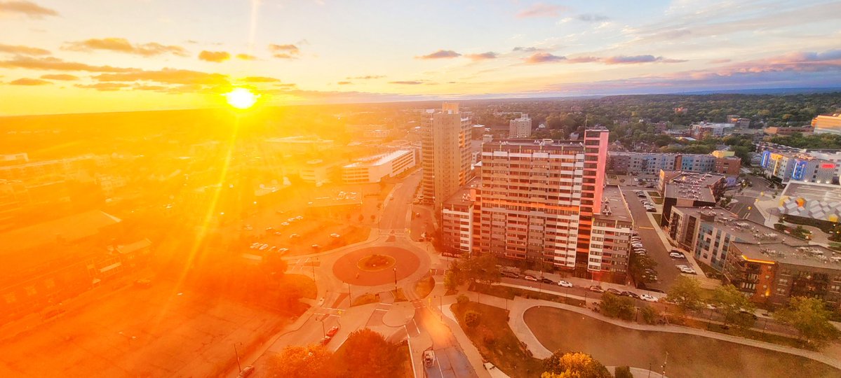 jlasky920's tweet image. Brilliant sunshine bathes downtown Rochester and @WHAM1180 Broadcast Central on this Friday morning. #roc