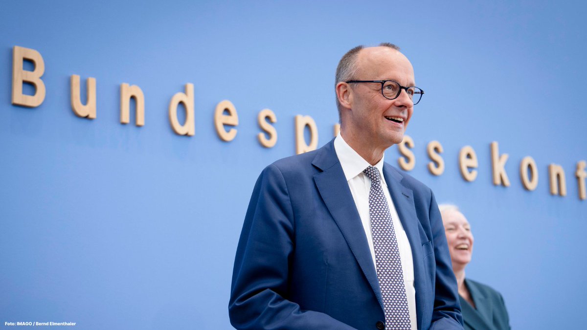 CDU's tweet image. .@_FriedrichMerz auf der Sommerpressekonferenz: „Wir übernehmen als Koalition wieder Verantwortung für Deutschland. Wir wagen mehr Vertrauen statt Vorgaben und Vorschriften. Wir wagen mehr Freiheiten, holen uns gleichzeitig die Kontrolle in wichtigen Bereichen zurück. Deutschland…