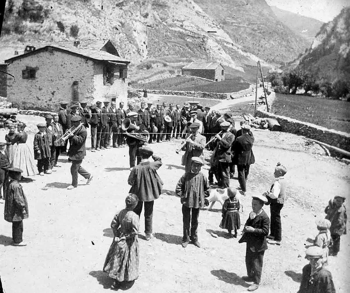💃🏼🎶 Canillo, fa més de 100 anys... i la festa ja era al carrer! Petits i grans omplien la plaça! 
 Les fotos de V. Builles, mostren un ball popular a Canillo a principis del segle XX, quan les festes majors es vivien al ritme de la comunitat.
✨  Bona Festa Major!
FBI_0005-6-8-9