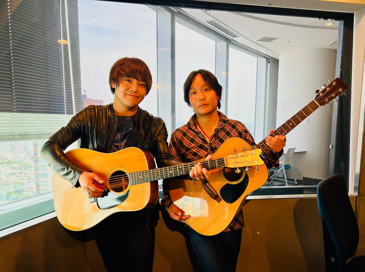 startline_813's tweet image. 【MARTIN GUITAR SOUND HOLE UNIVERSE】
🎼7月のマンスリーナビゲーターは
#SAHAJi(@SAHAJiOfficial)の
#西田蕉太郎 さん & #西田曜志朗 さん🎶
毎週、マーティンのアコースティックギターで1曲、
弾き語りしてくださいます🎸
#jwave #SL813 #guitar #MARTIN
@ShoutarouN @Ys_SAHAJi