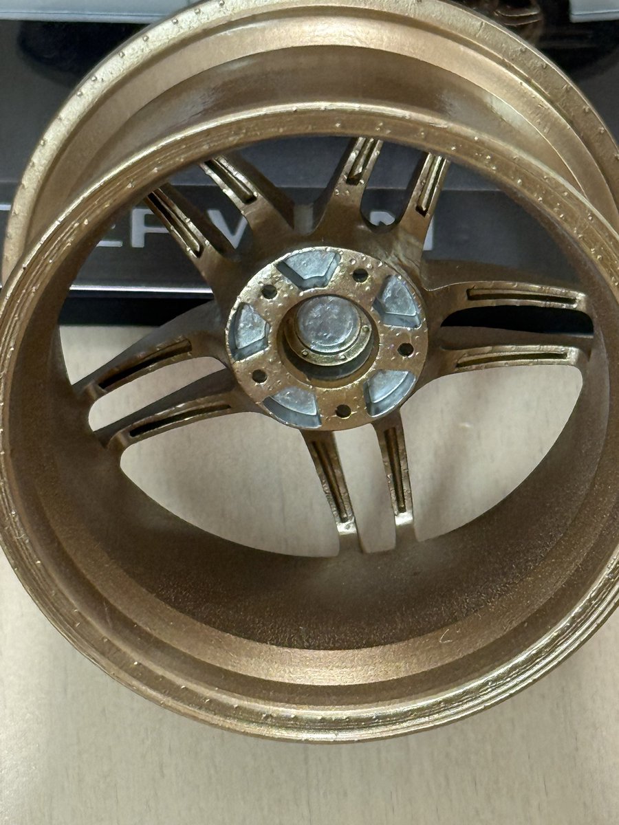 3Dプリントしたホイールを塗装して仕上げましたよ、、、
裏も拘ってモデリングしました😗
#推しホイール
#avs
#model5
#モデル5