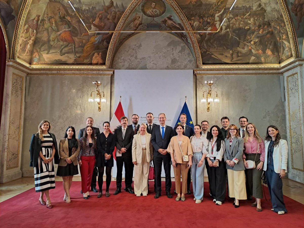 Pleased to meet young public officials and diplomats from all 6 Western Balkan countries and exchange with them on 🇦🇹 foreign relations and 🇪🇺enlargement this week. They are participants of the <a href="/DA_vienna/">Diplomatische Akademie Wien</a> executive training course. Thank you for visiting <a href="/MSchubertMFA/">Martina Schubert</a>