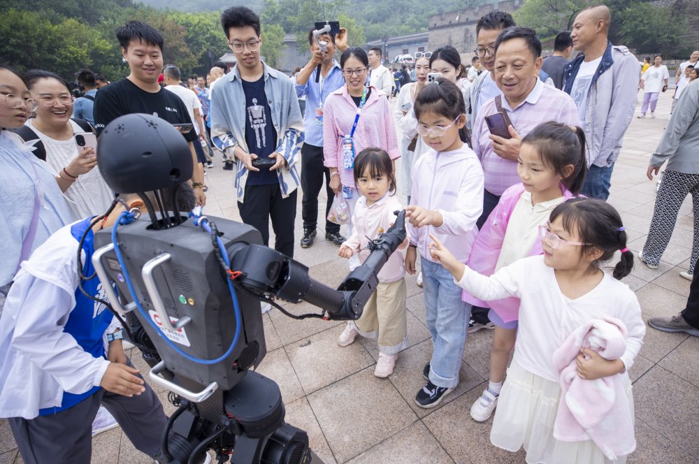 BeijingYanqing's tweet image. 🤖Robots from the 2025 #WorldHumanoidRobotGames have arrived at the iconic #BadalingGreatWall in Beijing&apos;s Yanqing district!

This symbolic journey blends cutting-edge tech with ancient heritage and will continue until the Games officially open on August 14. Stay tuned!