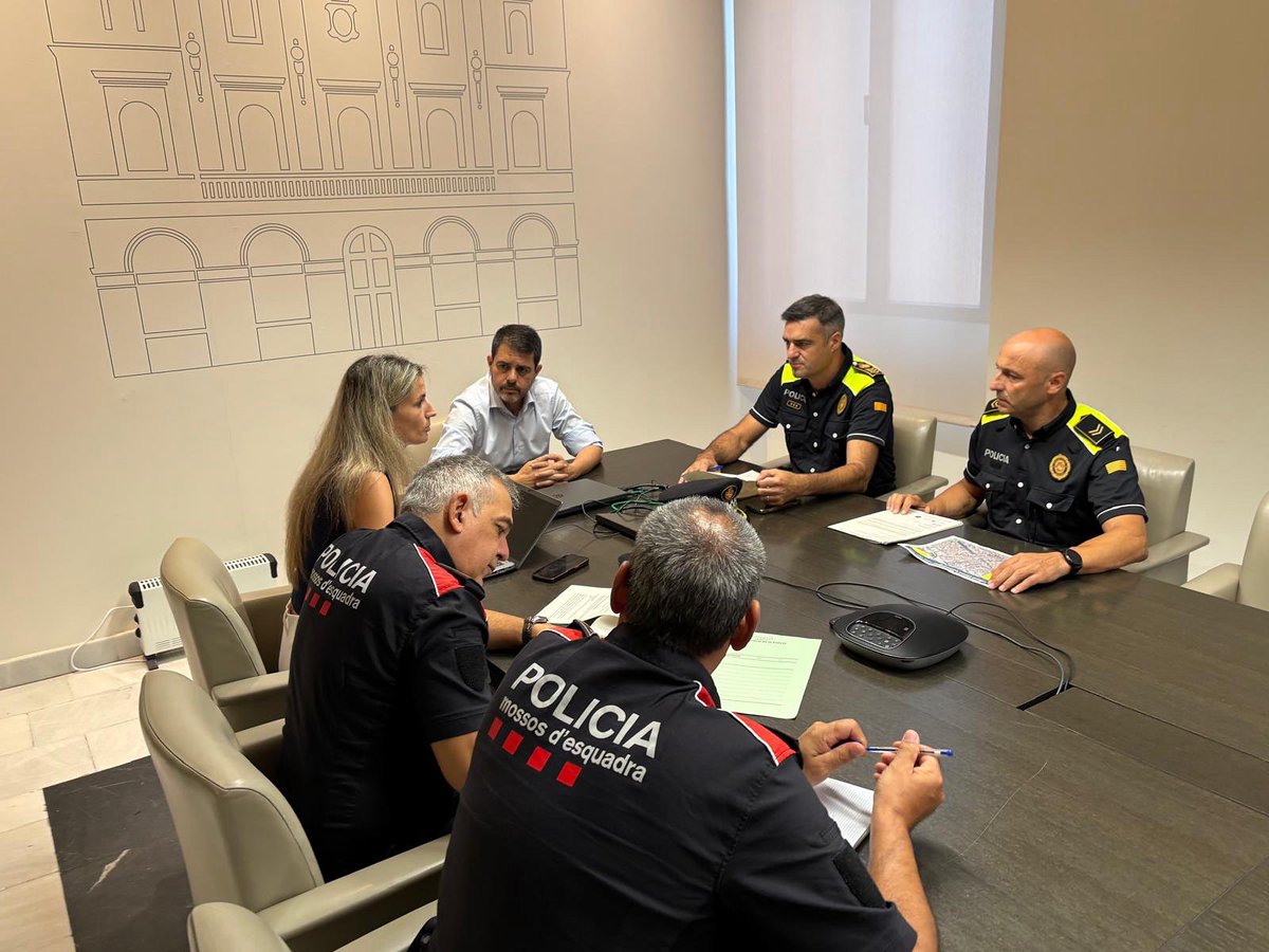 Marc Castells (@marccastells) on Twitter photo Avui, acompanyat de la regidora de Governació <a href="/_Charlotte21/">Carlota Carner</a> , ens hem reunit amb els responsables de la <a href="/PoliciaLocalIGD/">Policia Local d'Igualada</a> i els <a href="/mossos/">Mossos</a> per coordinar el dispositiu de seguretat i vigilància previst per a la Festa Major d’enguany. Avui, acompanyat de la regidora de Governació <a href="/_Charlotte21/">Carlota Carner</a> , ens hem reunit amb els responsables de la <a href="/PoliciaLocalIGD/">Policia Local d'Igualada</a> i els <a href="/mossos/">Mossos</a> per coordinar el dispositiu de seguretat i vigilància previst per a la Festa Major d’enguany.