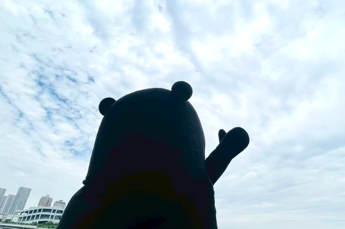 KumamonStaff's tweet image. 明日は東京でサイン本のお渡し会です☆
お空に向かって、
”いいお天気だけど、程々の気温でお願いします!”
と願掛けするくまモンでした!