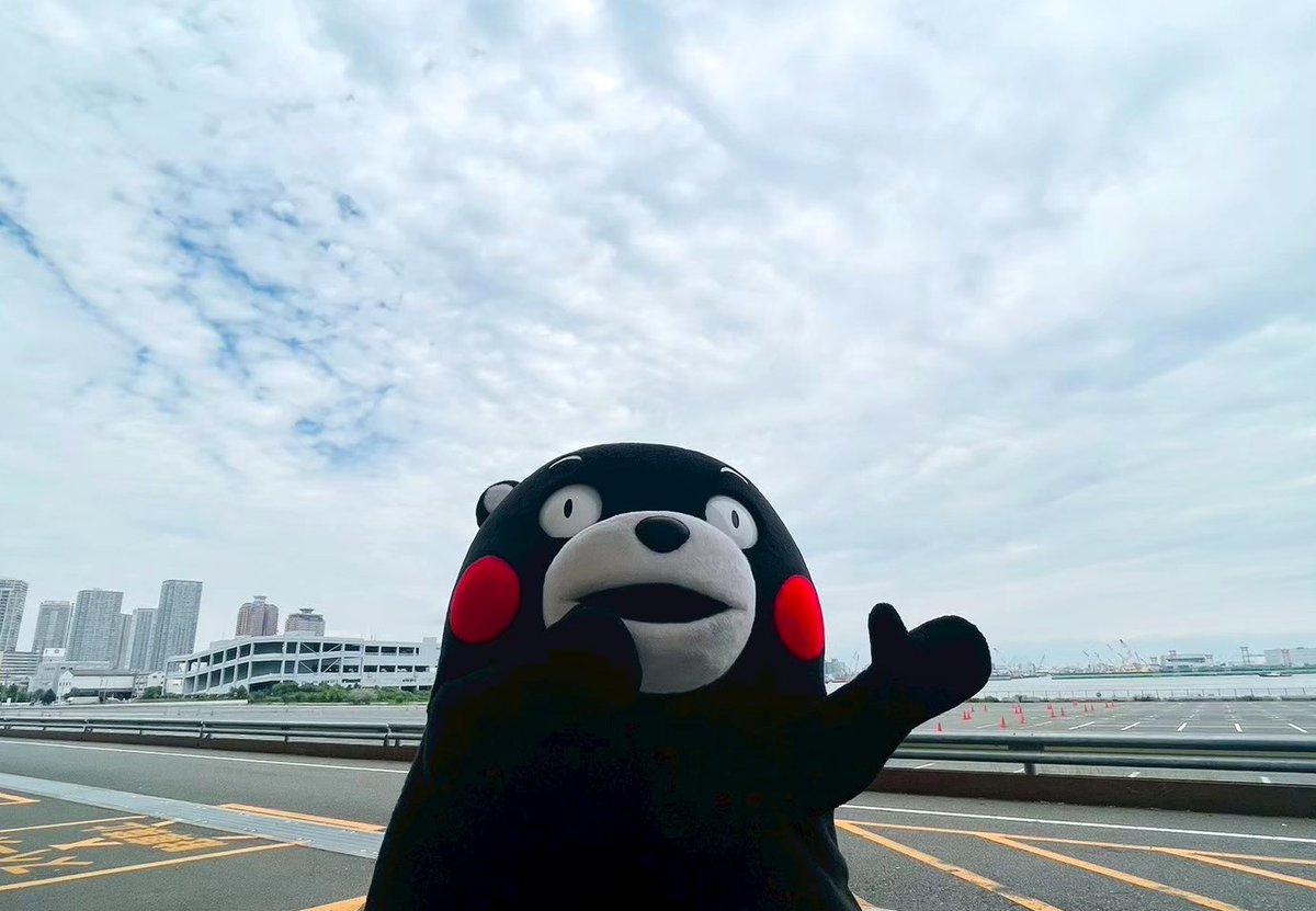 KumamonStaff's tweet image. 明日は東京でサイン本のお渡し会です☆
お空に向かって、
”いいお天気だけど、程々の気温でお願いします!”
と願掛けするくまモンでした!