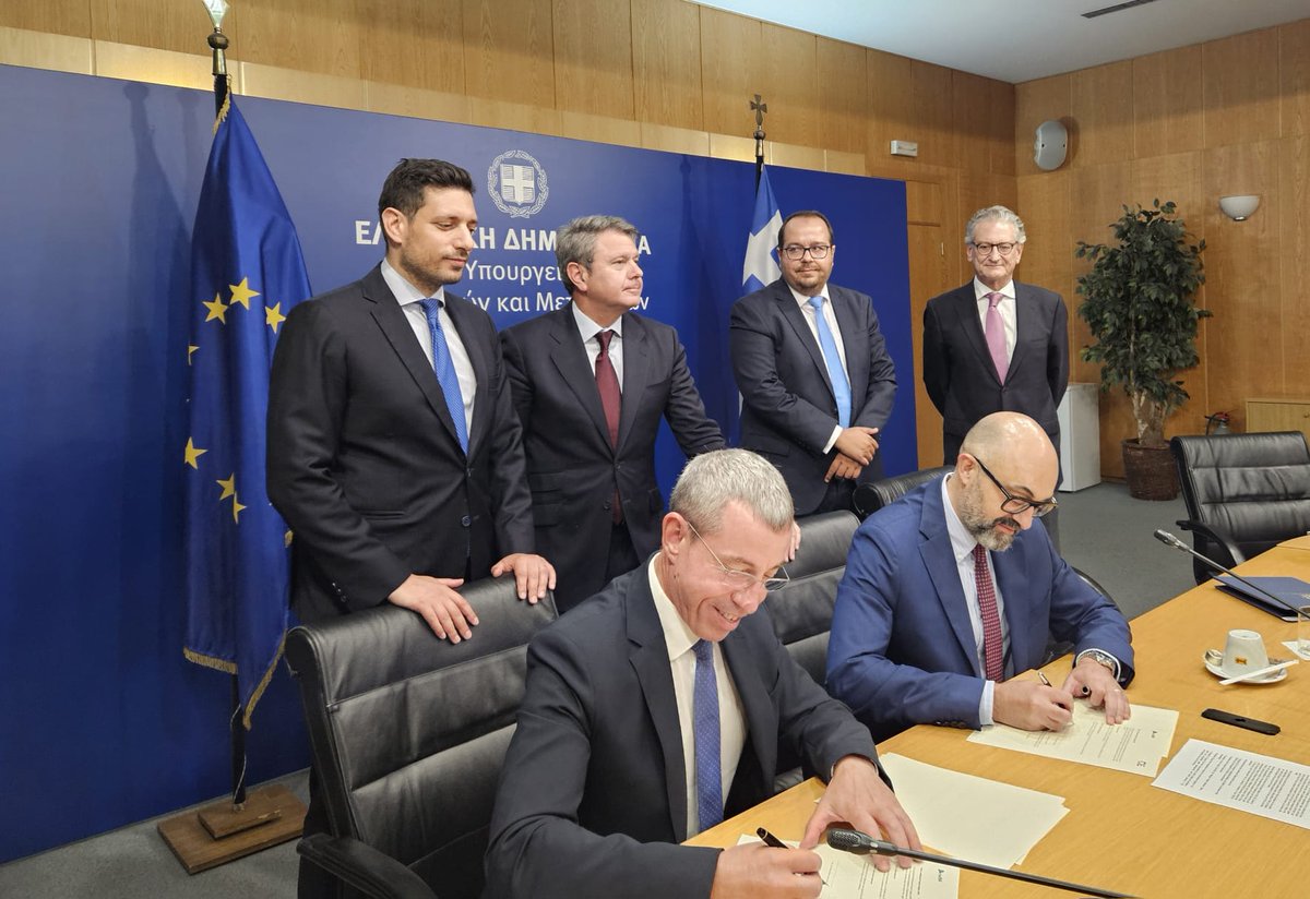 Adif_es's tweet image. 🤝🇬🇷 ¡Nueva alianza internacional! Adif y OSE, el administrador de infraestructuras de #Grecia, acuerdan colaborar en el desarrollo de sus #infraestructuras ferroviarias.
✍🏼 El presidente de Adif, Pedro Marco de la Peña, ha firmado este Memorando de Entendimiento (MoU) para…