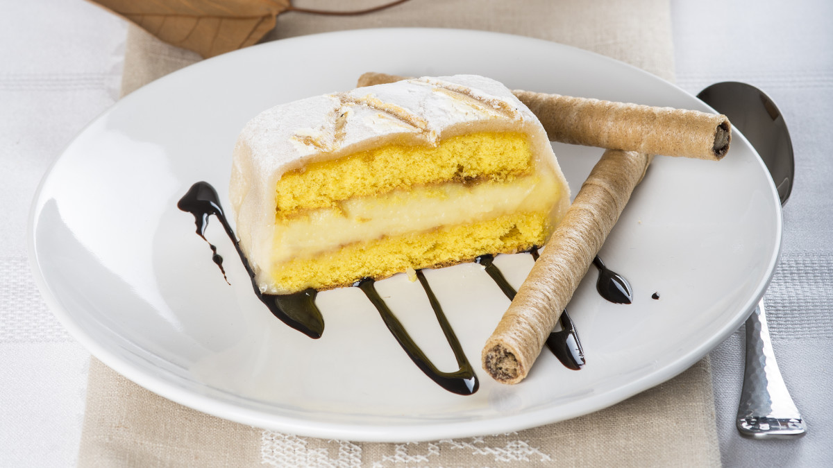 SpainInJapan's tweet image. #セゴビア の伝統菓子 #ポンチェ・セゴビアノ🍰✨
アーモンドとお砂糖で作る“マサパン”と、クリーム&スポンジが層になったしっとりケーキ💛
しっかりと甘くふわっと軽い口当たり😋
スペイン全土で食べられている人気スイーツ、見つけたらぜひトライしてみてね❣️
#スペイン #スペイン大使館観光部