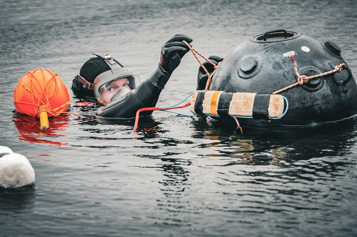 🌊💥 Diving into the weekend like… 💥🌊

Meet our elite #SapperDivers! Specialised in underwater:

🧨 Demolition &amp; EOD
🔍 Search, recovery &amp; surveying
🔥 Thermic lance cutting &amp; concreting

Clearing obstacles. Building under pressure.

#SapperFamily #RoyalEngineers #BritishArmy