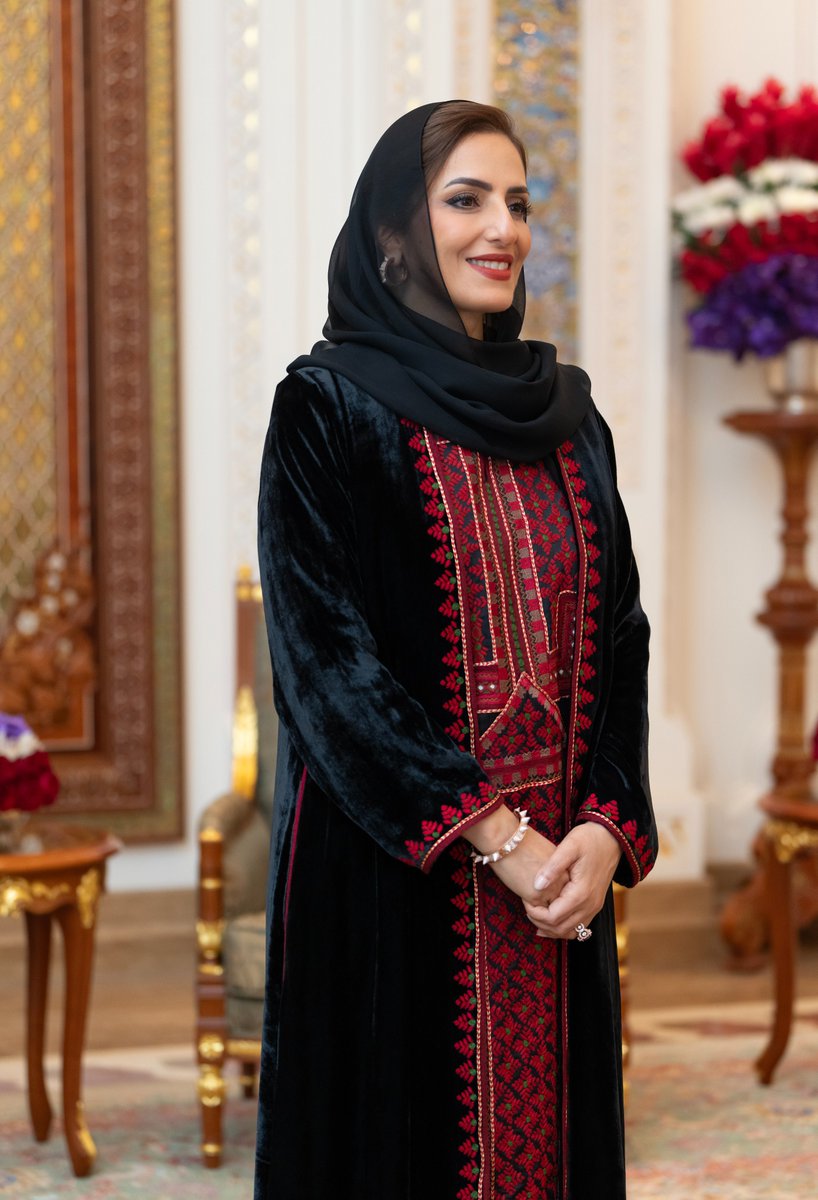 🔴 عاجل ..
تجسيدًا لعنايتها الكريمة برعاية العلم، ودعمًا لمسيرة التميز والارتقاء: #السيّدة_الجليلة حرمُ جلالةِ السلطان، تُوجِّهُ كلمةً إلى أبنائها المتفوّقين في شهادة دبلوم التعليم العام، والمقبولين في مؤسسات التعليم العالي.
<a href="/RoyalOmanFamily/">Royal Oman Family</a>
<a href="/EduGovDhr7226/">مدرسة بلاد الشهوم للتعليم الأساسي(1-12)</a> @zaid7225