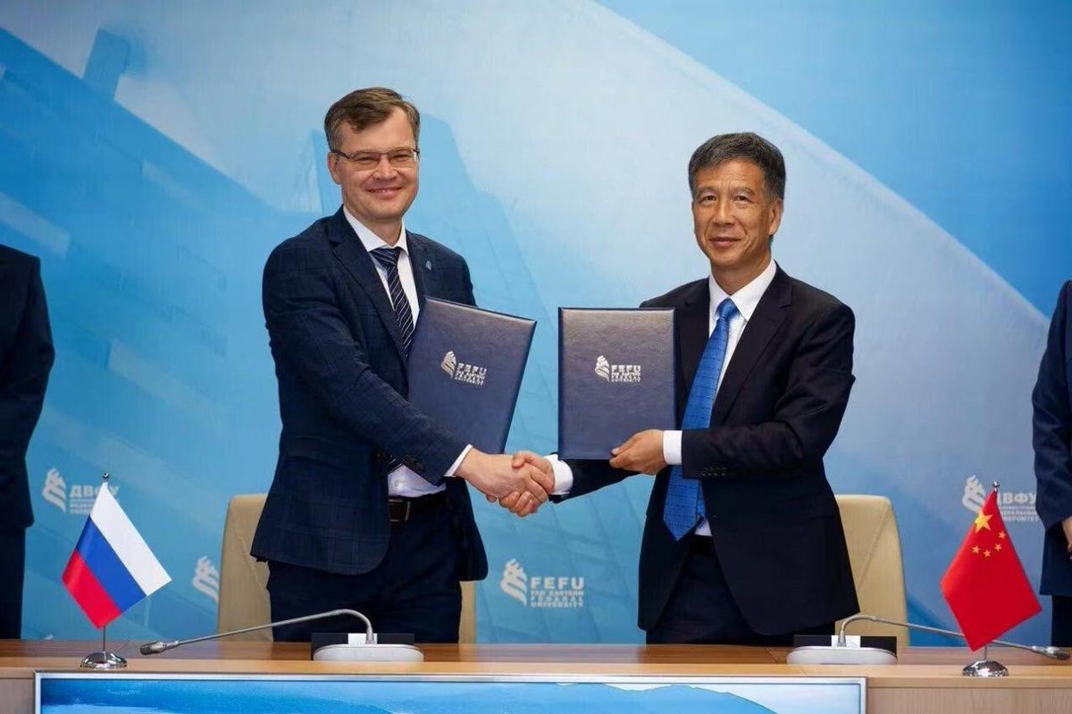 TsinghuaSIGS's tweet photo. 🌊 Strengthening academic ties! @TsinghuaSIGS Associate Dean Zuo Jian'e visited #FEFU in Vladivostok to sign an #MOU & discuss collaboration in #marinescience, dual-degree programs, and more. FEFU VP Evgeny Vlasov welcomed #SIGS to join the Floating University initiative. 🎓🤝 https://t.co/h9JMDAOxEY