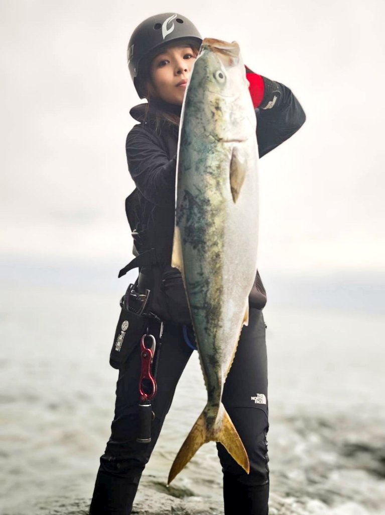 ロックブロー110H スタッフ麻衣さんの釣果】 良型ゲット！ 春の青物に