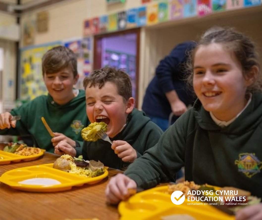LlC_Addysg's tweet image. Mae mwy na 50 miliwn o brydau wedi'u gweini ers cyflwyno prydau ysgol am ddim i holl blant ysgolion cynradd.
Gall prydau ysgol am ddim helpu i leihau anghydraddoldebau iechyd a hyrwyddo bwyta'n iach, ac i wella cyrhaeddiad dysgwyr.
cyfryngau.gwasanaeth.llyw.cymru/newyddion/50-m…