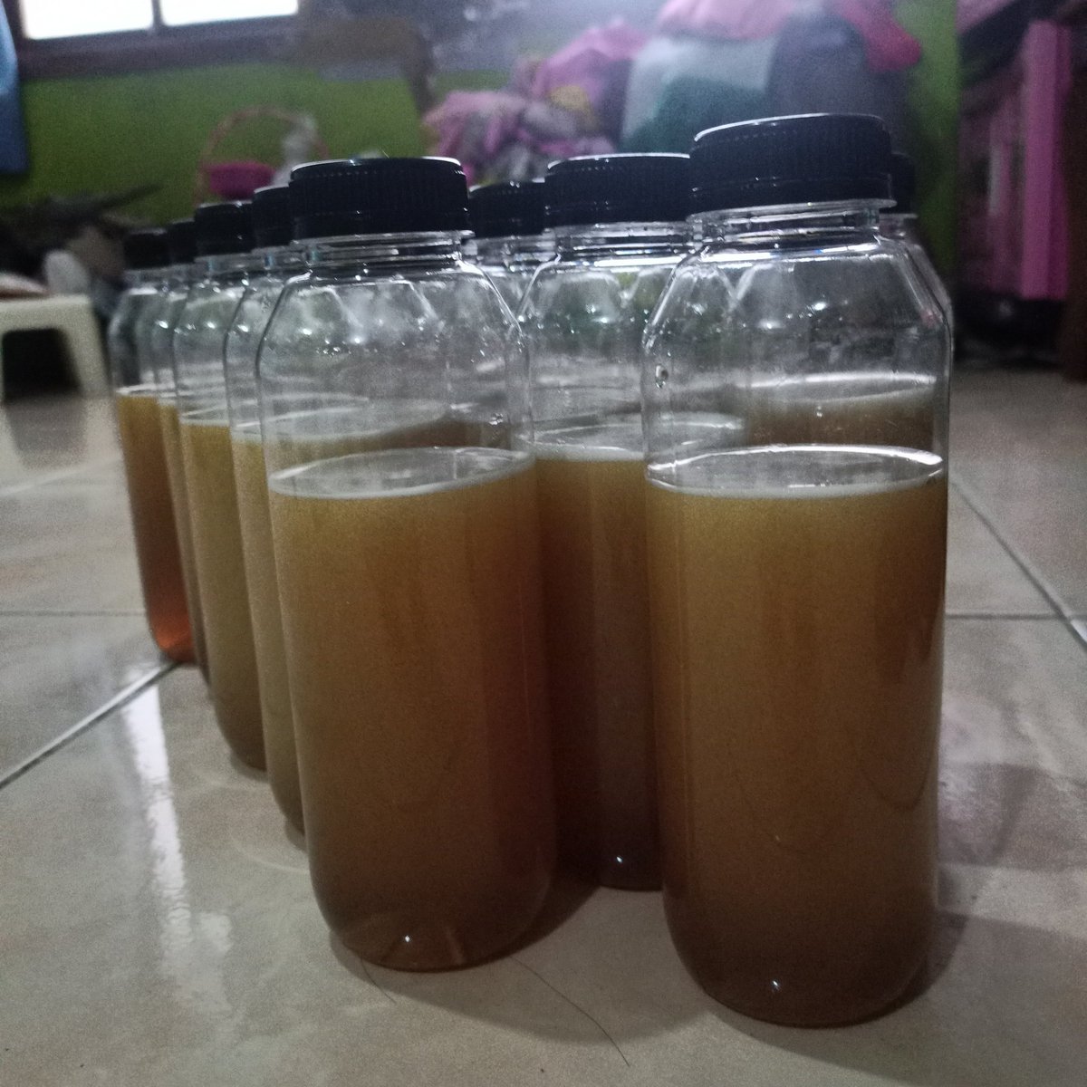moch58573's tweet photo. Yang membutuhkan madu akasia Asal Riau dan Jambi nya silahkan bisa pesan perbotol 70.000 https://t.co/ARuAHlfFxq